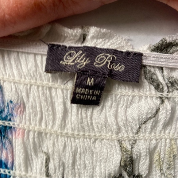 LILY Rose gauzy romper with smocked bodice and side pockets. Adorable for summer - Picture 4 of 4